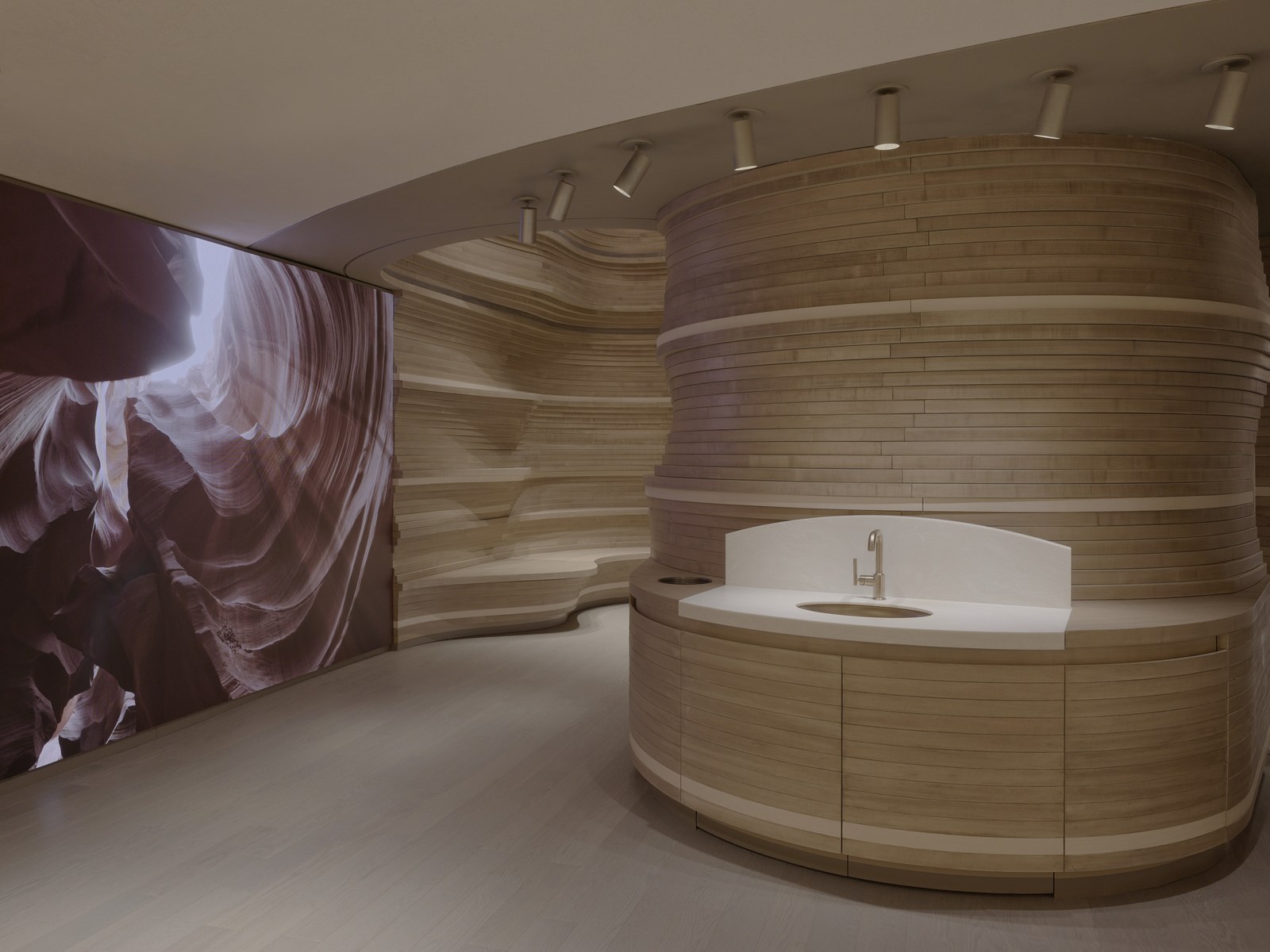 SKIN1004'in SoHo Bayrağı Mağazasında Katmanlı Ahşap Tasarımı Öne Çıkıyor