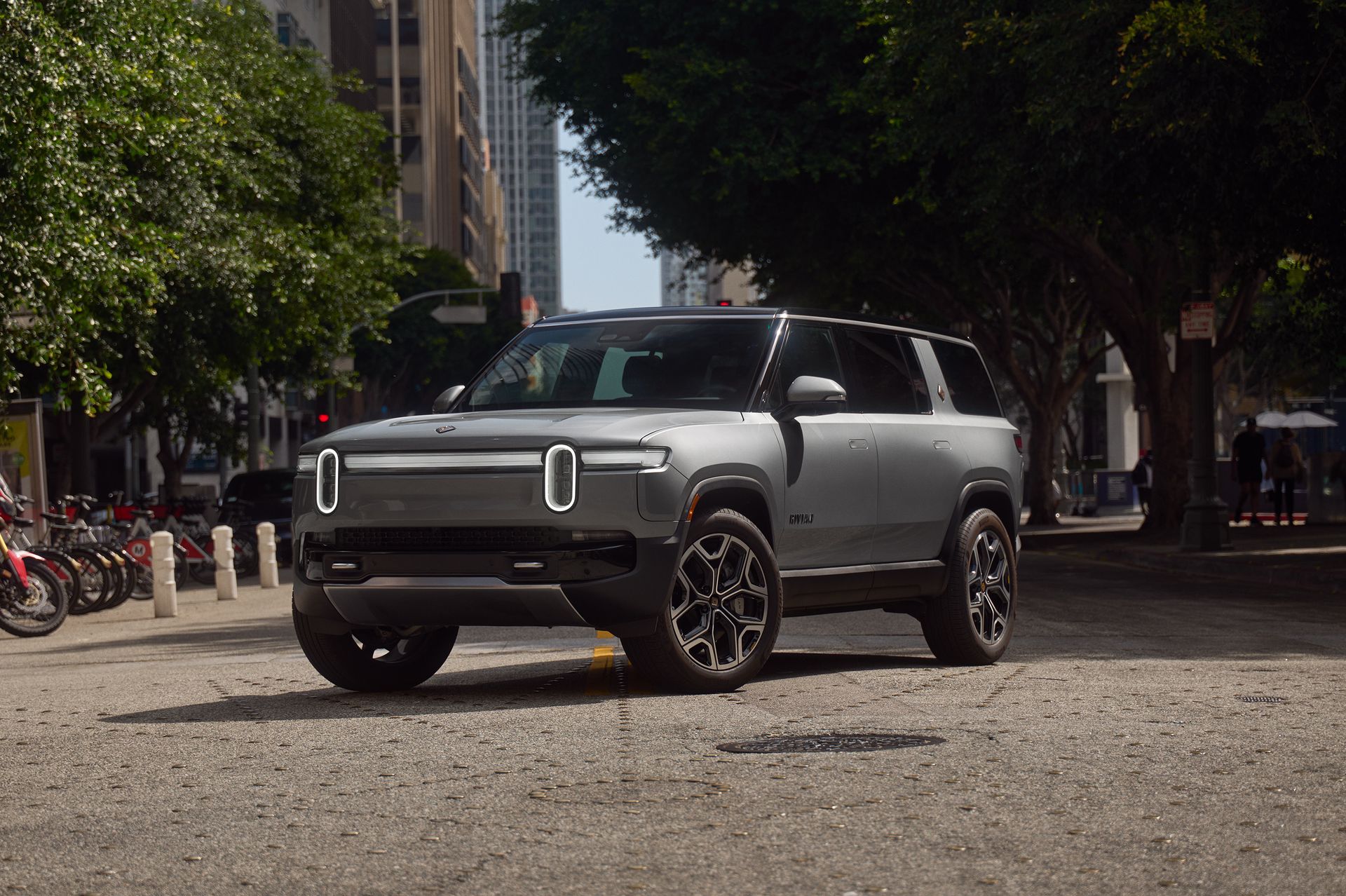 Rivian R1S