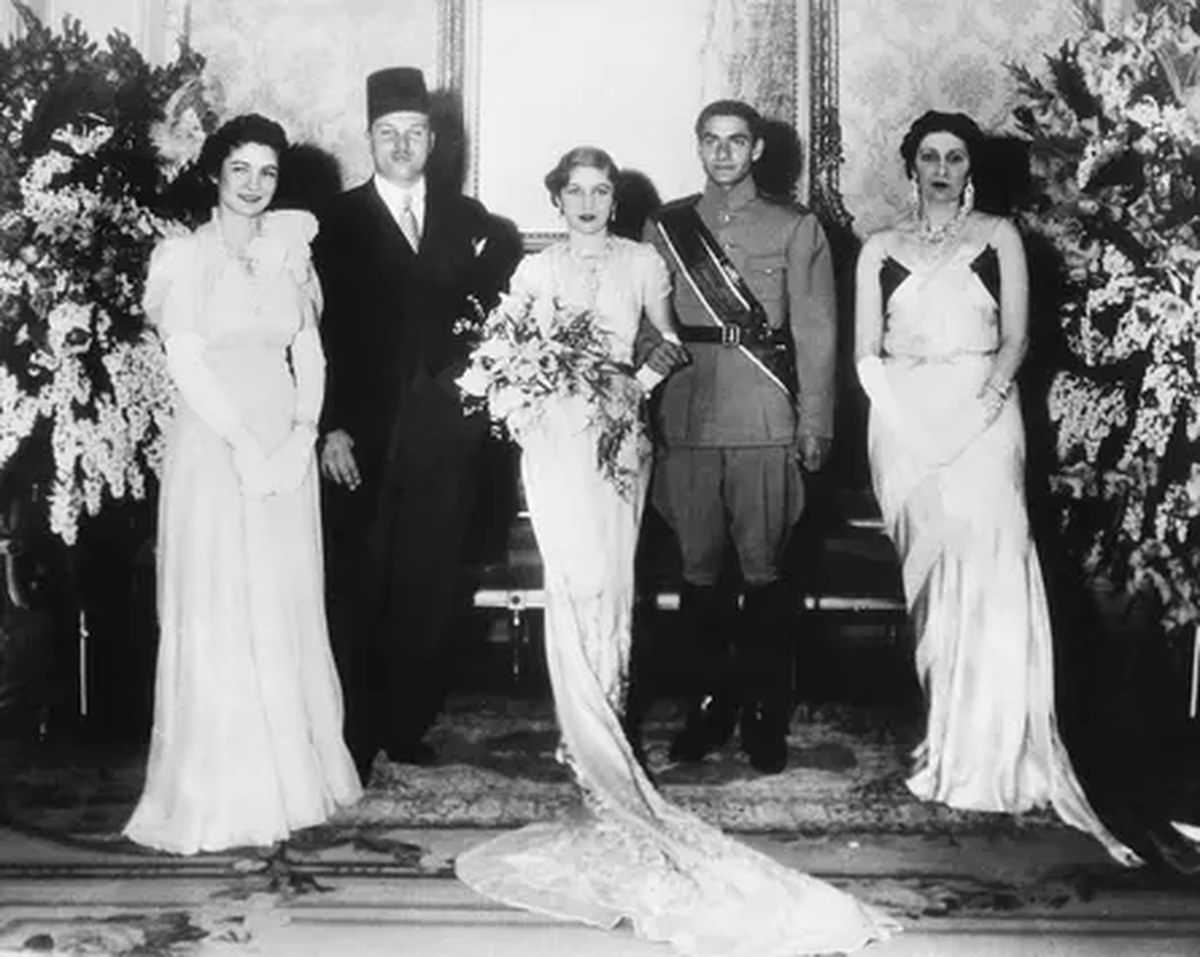 Queen Mother Nazli of Egypt wearing the necklace at Princess Fawzia’s wedding in Cairo, 1939. Also pictured, from left, are: Queen Farida, King Farouk, Princess Fawzia and Crown Prince Mohammad.