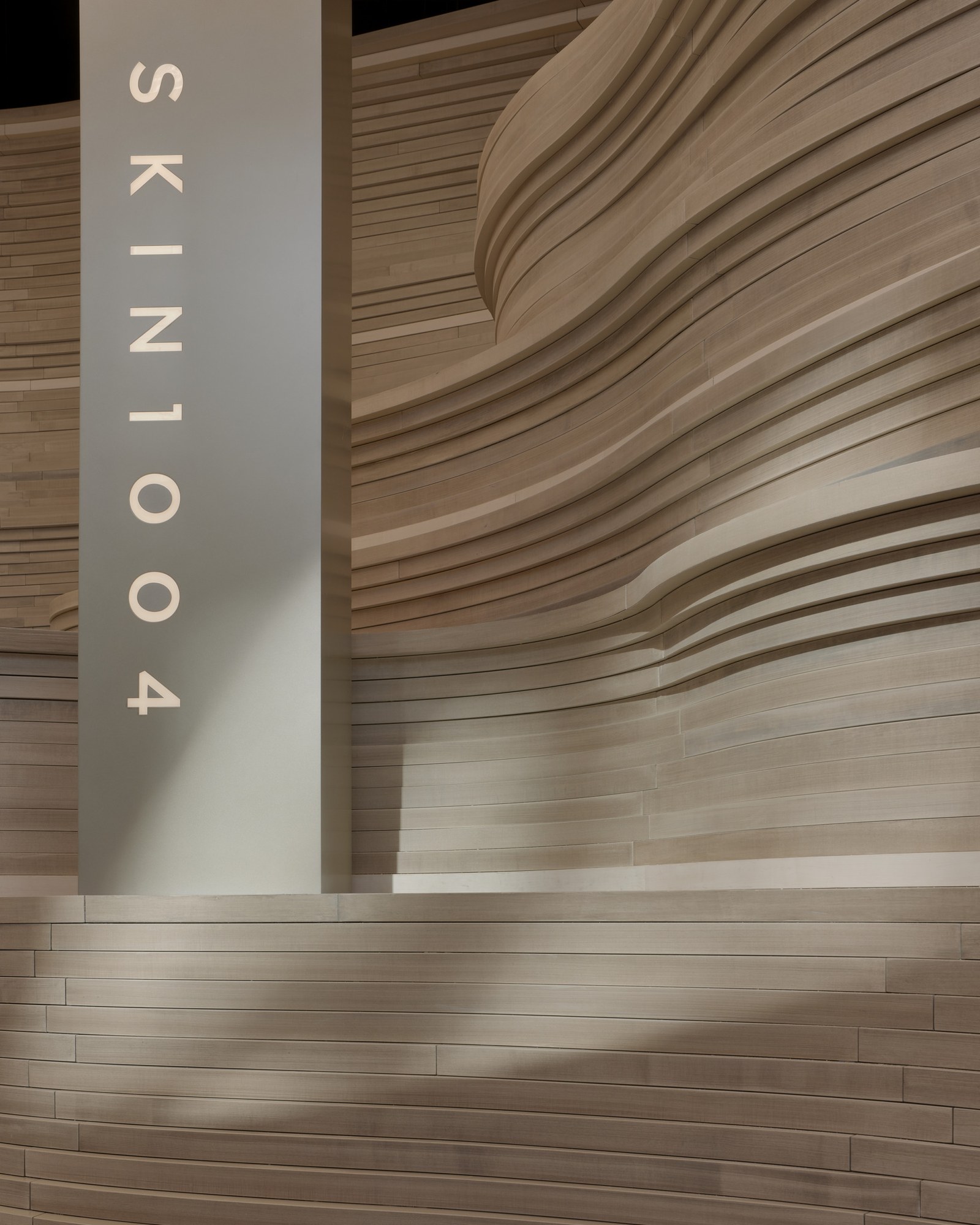 SKIN1004'in SoHo Bayrağı Mağazasında Katmanlı Ahşap Tasarımı Öne Çıkıyor