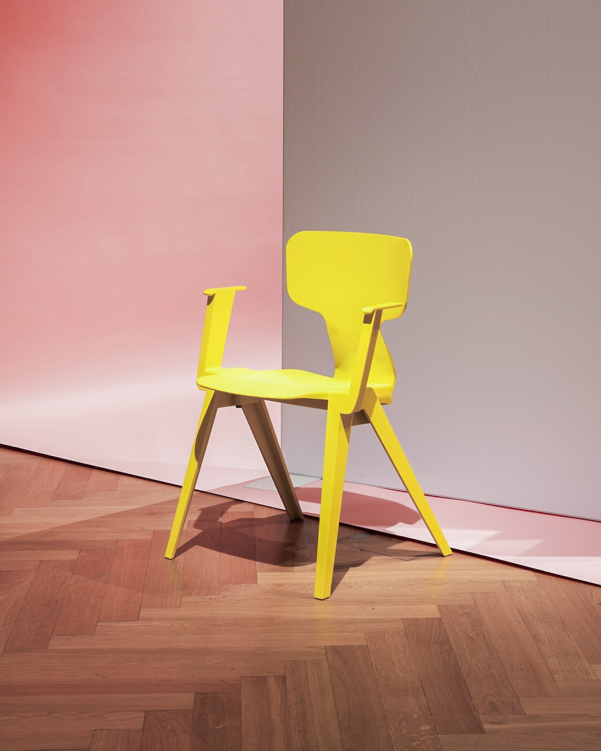8 Chairs: Alışık Olduğumuz Bir Tasarımı Yeniden Düşünmek