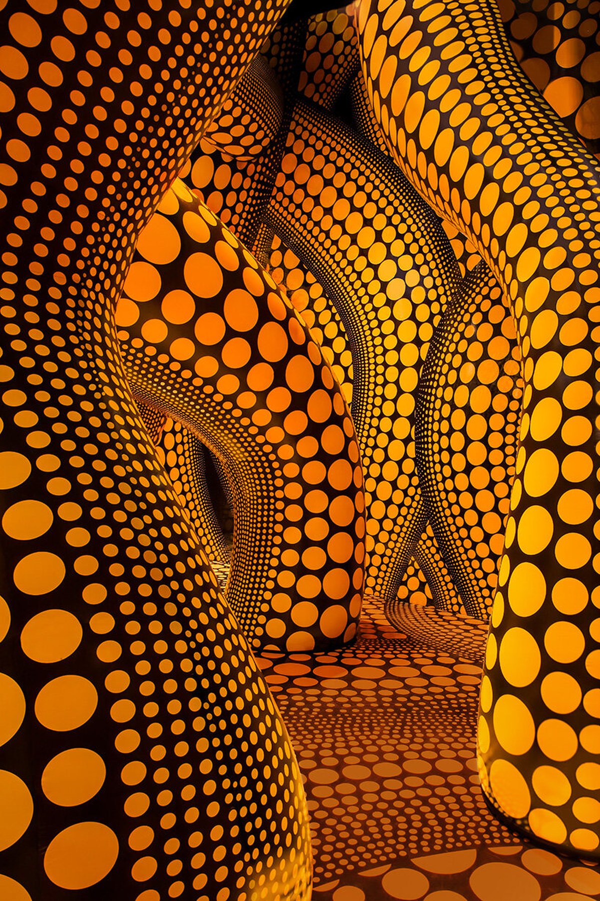 yayoi kusama leaves behind a world of dots, mirrors and infinity - 5
