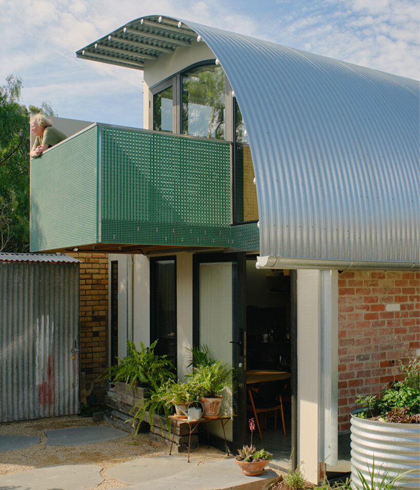 australian architects ditch the traditional box in favor of climate-responsive home designs - 4