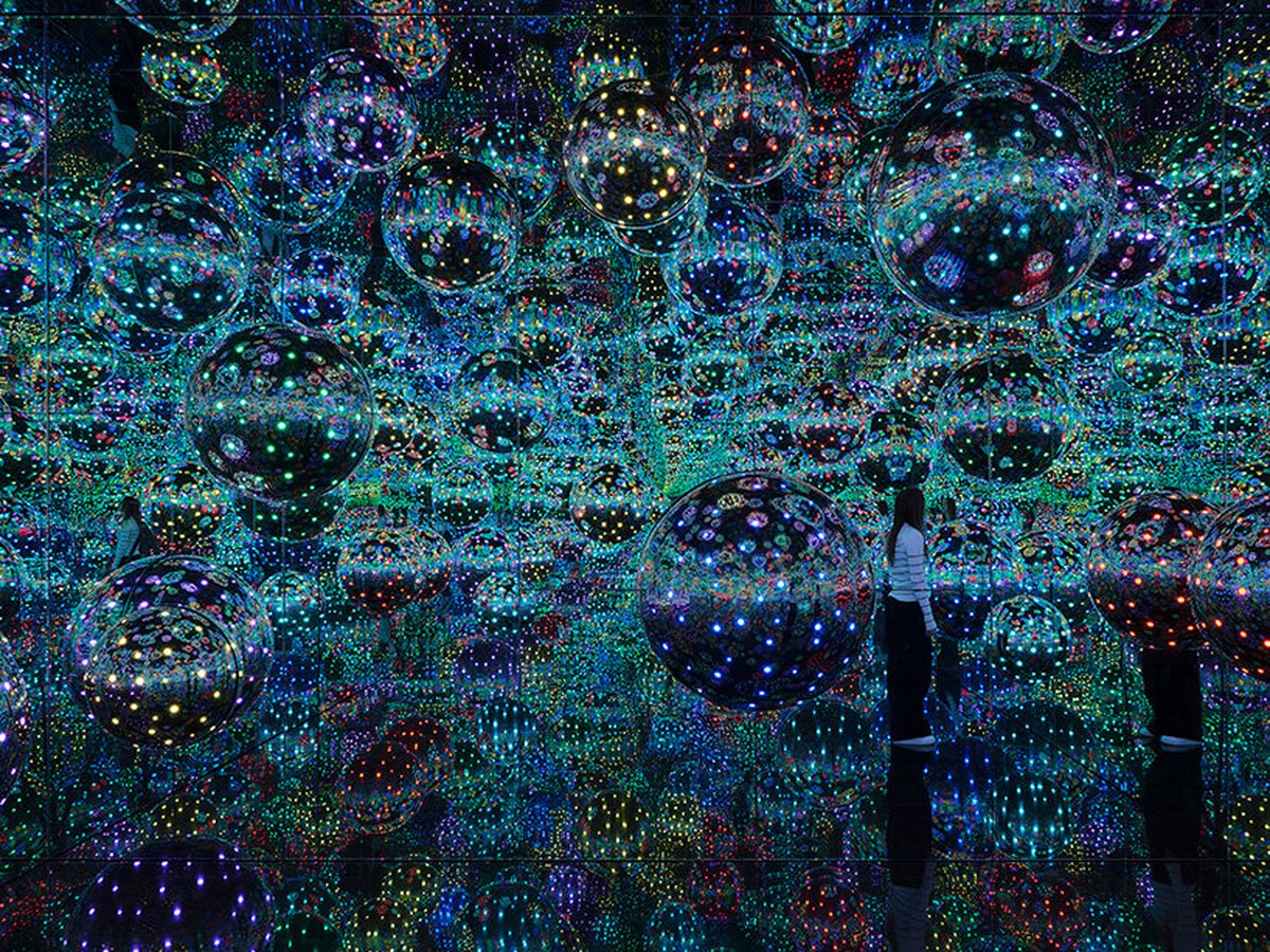 yayoi kusama leaves behind a world of dots, mirrors and infinity - 6