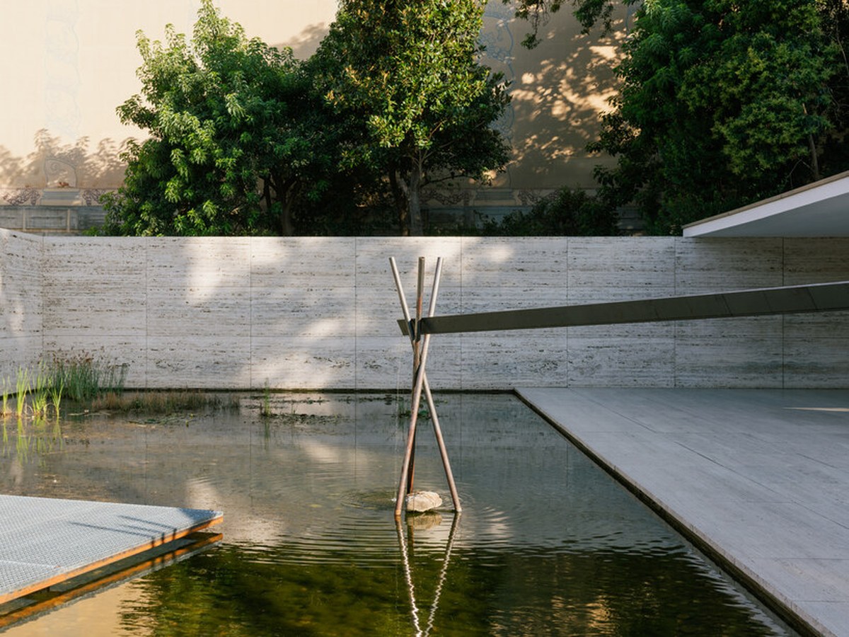 plou prou makes water evaporation visible at mies van der rohes barcelona pavilion 4