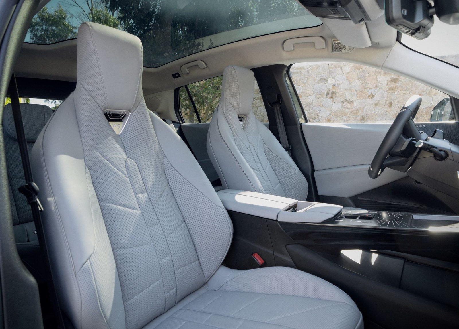 Front seat ambience in the DS No.7