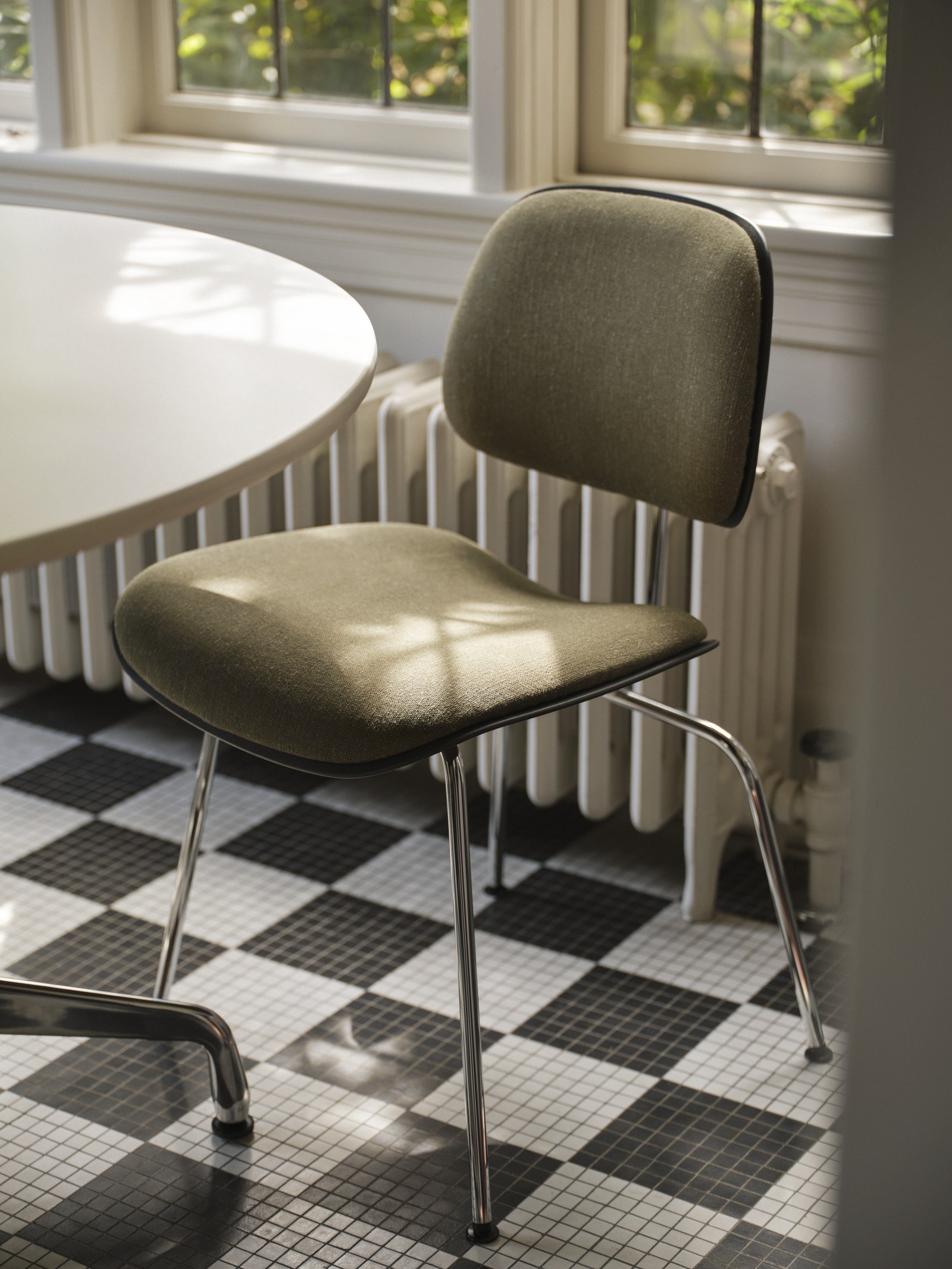 8 Chairs: Alışık Olduğumuz Bir Tasarımı Yeniden Düşünmek