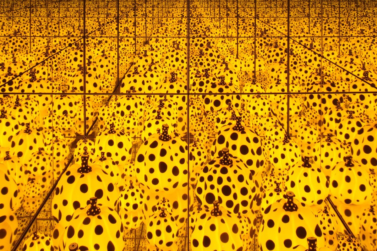 yayoi kusama leaves behind a world of dots, mirrors and infinity - 4