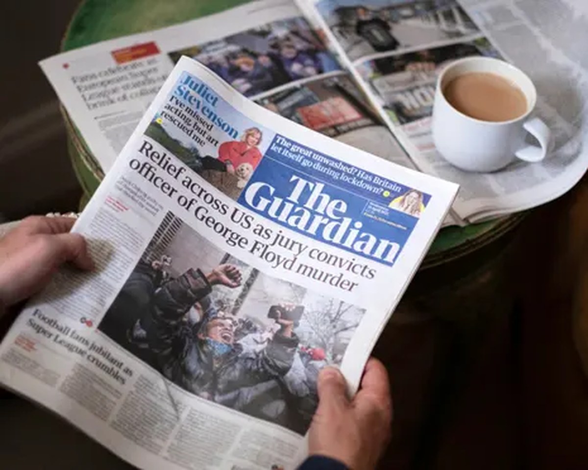 Reading the Guardian newspaper. Photo by Linda Nylind. 21/4/2021.