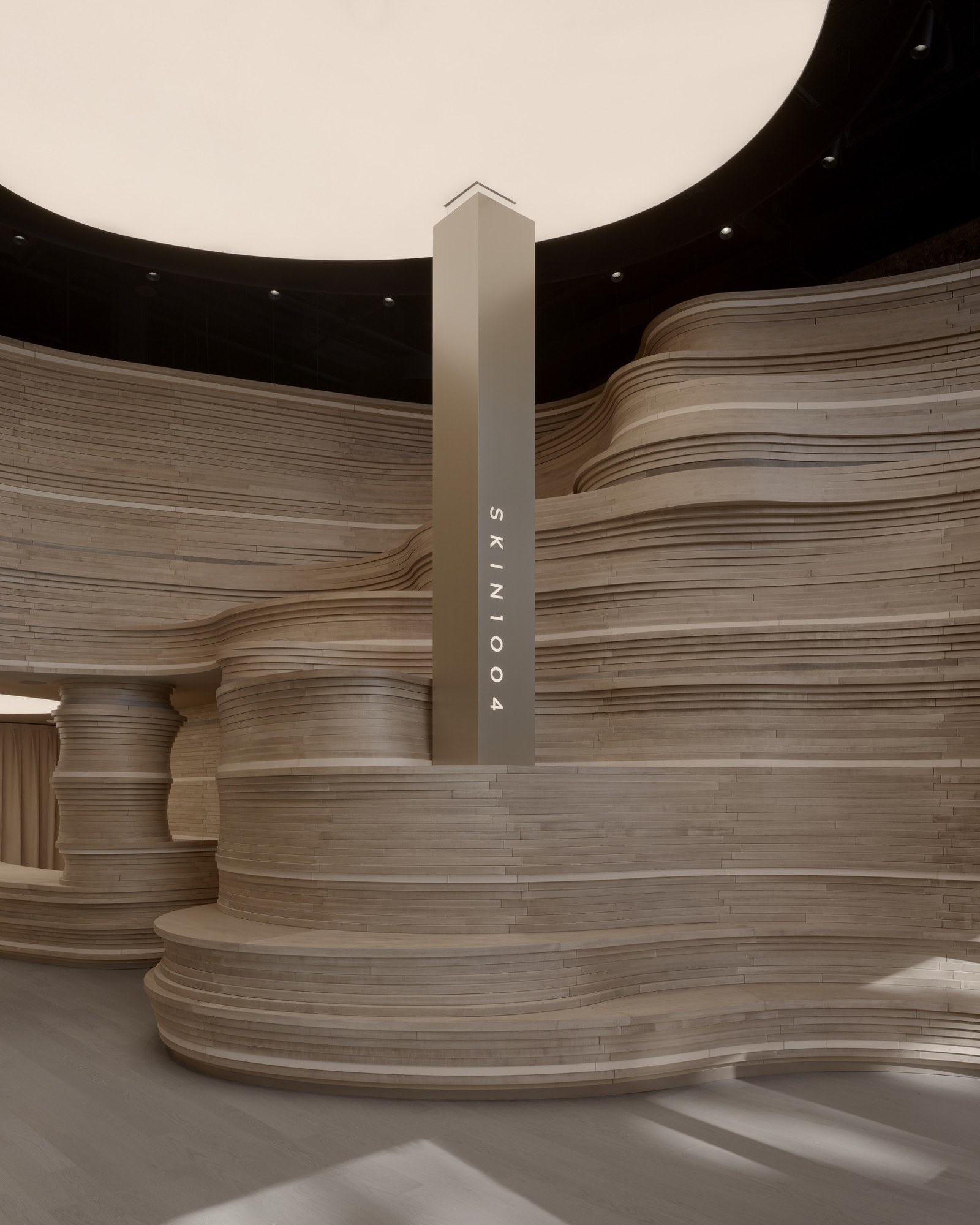 SKIN1004'in SoHo Bayrağı Mağazasında Katmanlı Ahşap Tasarımı Öne Çıkıyor