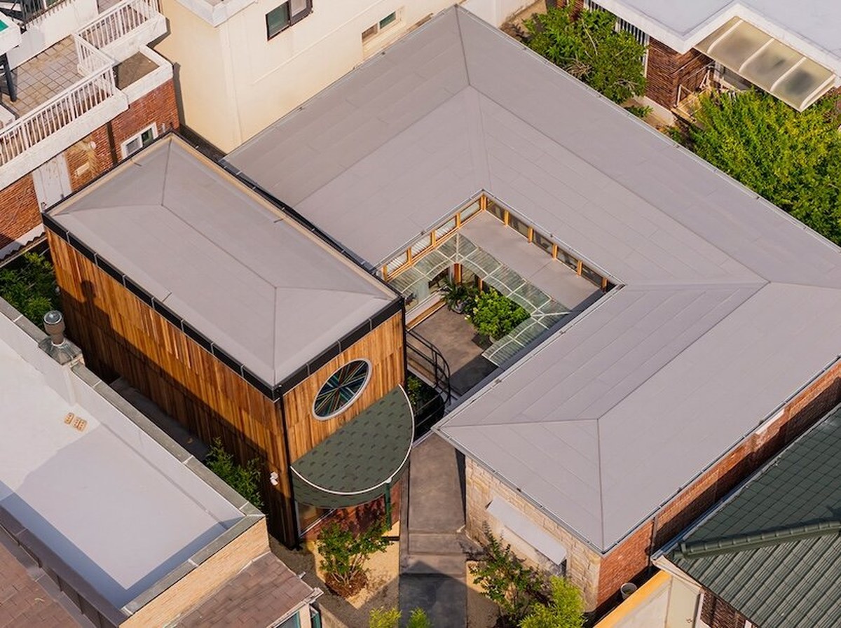 1968 seoul residence is reshaped with courtyard, annex and timber frame - 1