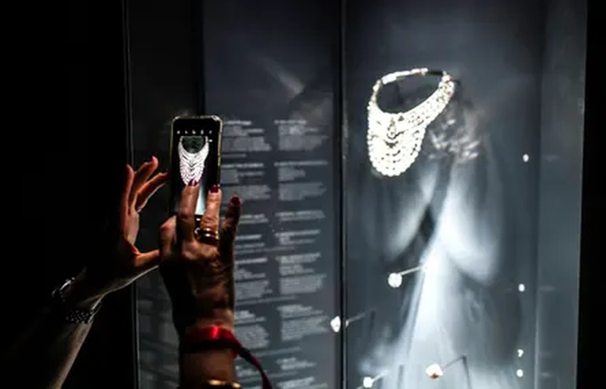 A visitor takes a picture of the platinum and diamond necklace, which dates from 1939 and belonged to Queen Nazli of Egypt, during the Pierres Précieuses exhibition in Paris.