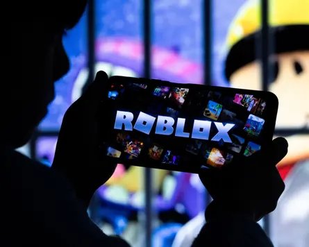 A child playing Roblox