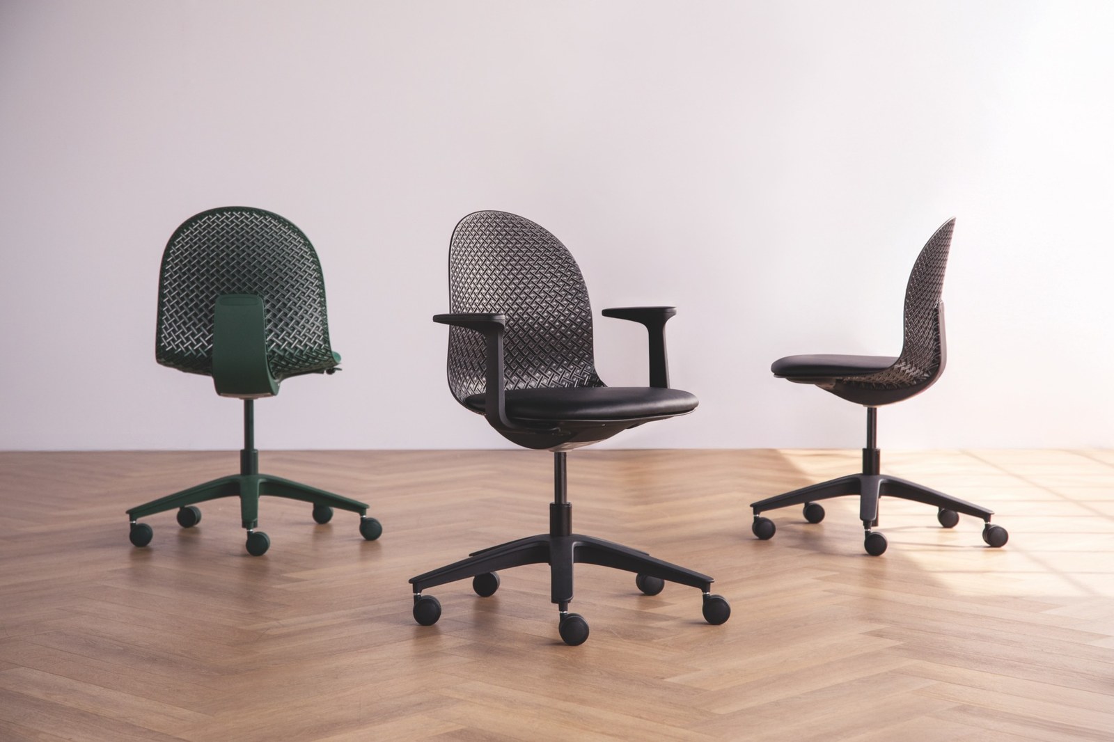 8 Chairs: Alışık Olduğumuz Bir Tasarımı Yeniden Düşünmek