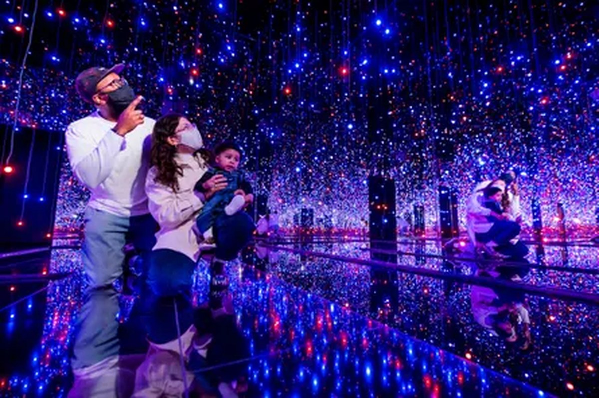 Visitors to Yayoi Kusama: Infinity Mirror Rooms at Tate Modern in 2021.