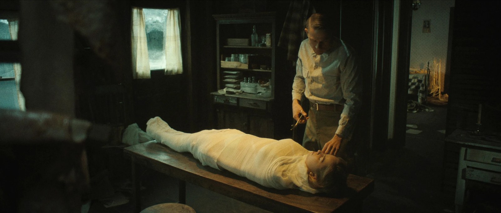 MONSTER, (aka MONSTER: THE ED GEIN STORY), from left: Addison Rae as Evelyn, Charlie Hunnam as Ed Gein, (Season 3, ep. 304, aired Oct. 3, 2025). photo: ©Netflix / Courtesy Everett Collection