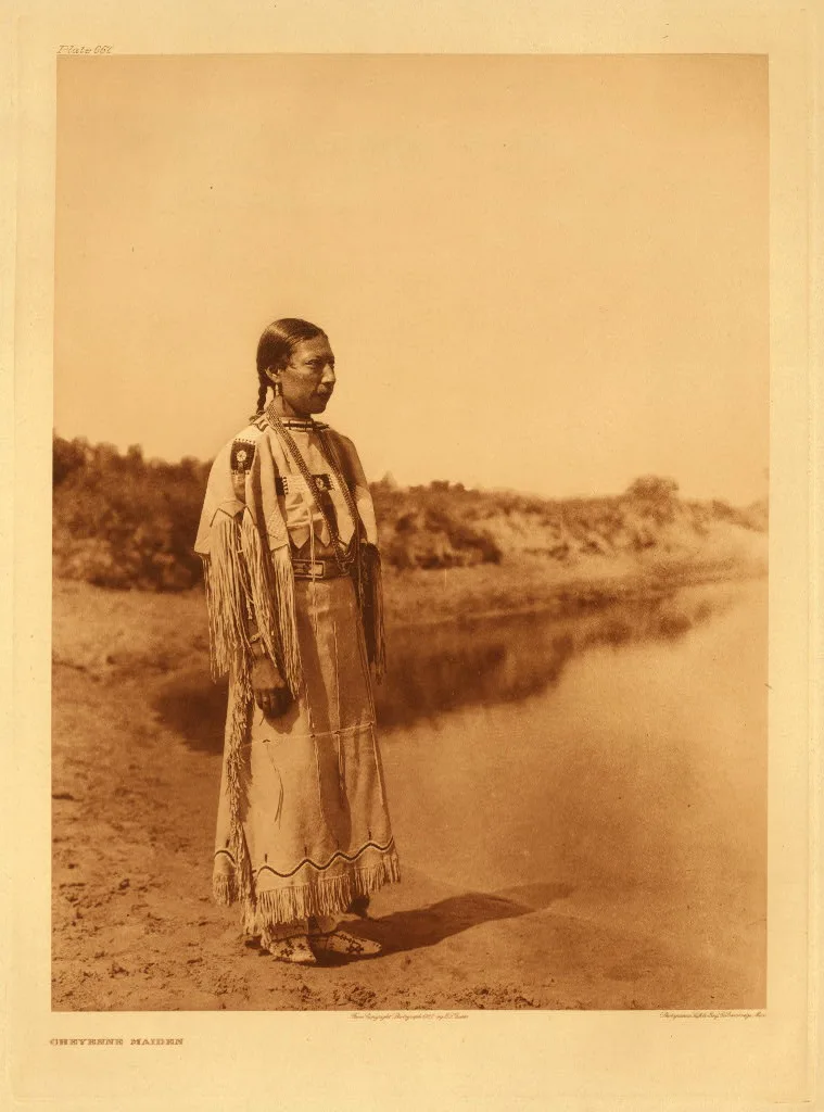 Edward Curtis koleksiyonu: geleneksel kıyafetli Kuzey Amerika Yerlisi portresi (~1910)