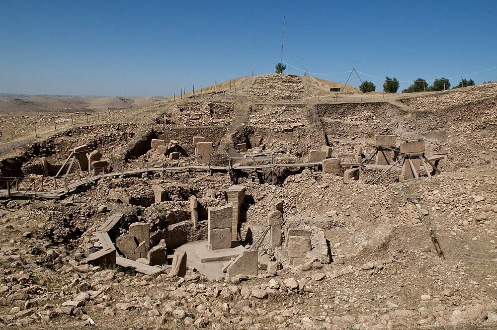 Göbeklitepe: MÖ 9600 tarihli T-şekilli sütunlar — dünyanın bilinen en eski tapınak kompleksi