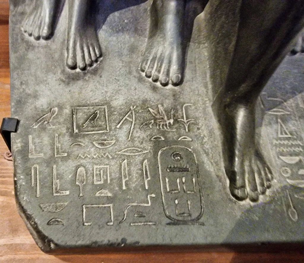 Menkaure triadı (~MÖ 2490): kral, tanrıça Hathor ve nome tanrıçası — Eski Krallık heykeli