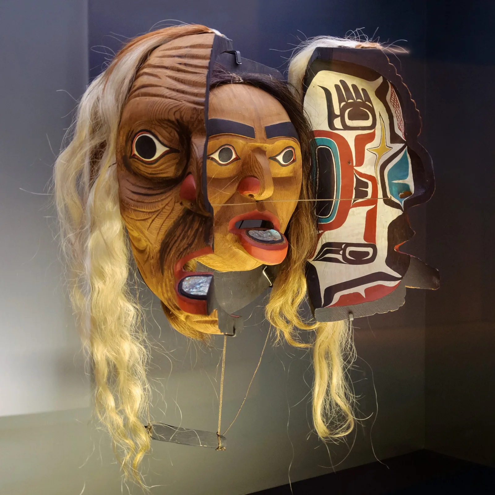 Kwakwaka'wakw dönüşüm maskesi: Potlatch töreni için ahşap ve boyalı seramoni objesi