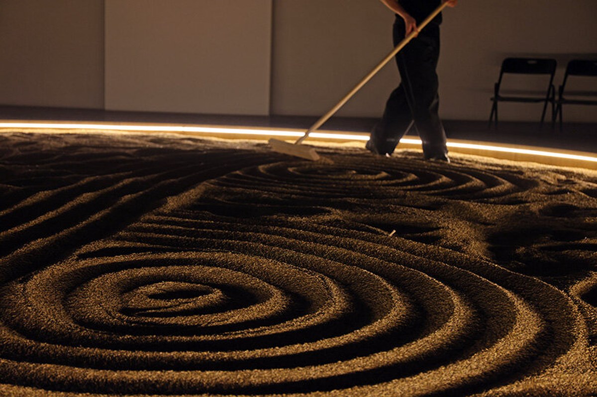 daniel arsham turns barley grains into moving sculpture for the balvenie at frieze seoul - 2