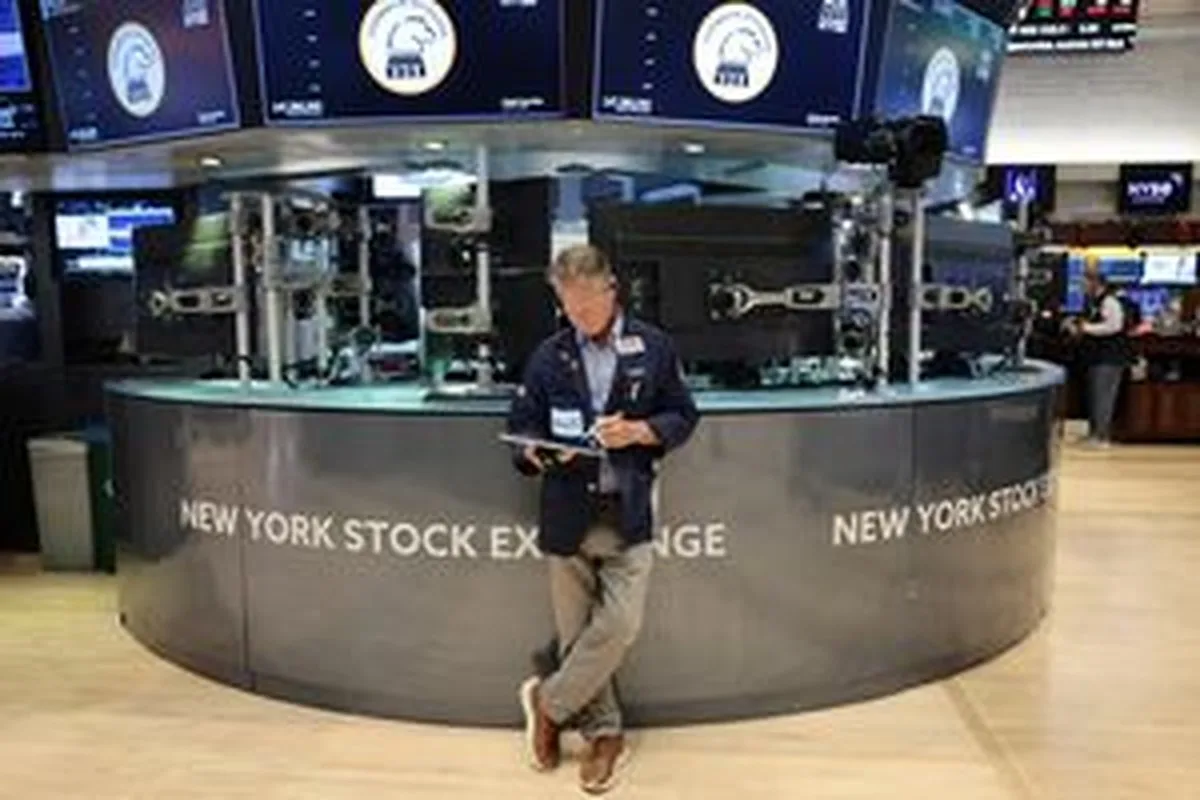 Stock futures drop as oil, Treasury yields climb to start the week