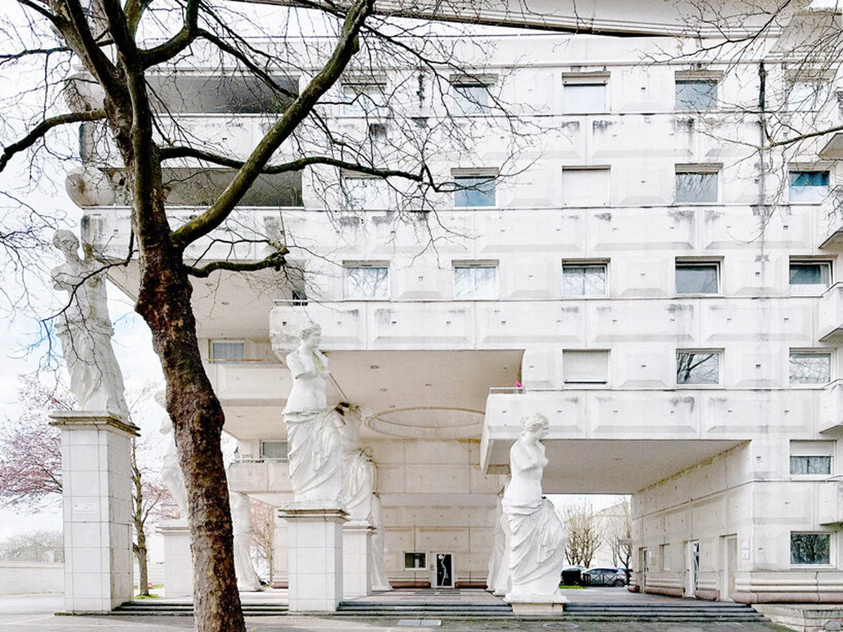 les caryatides de guyancourt: a photo essay on the postmodernist complex of suburban paris - 2