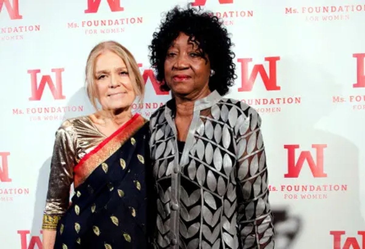 Gloria Steinem wearing a sari with Dorothy Pitman Hughes 