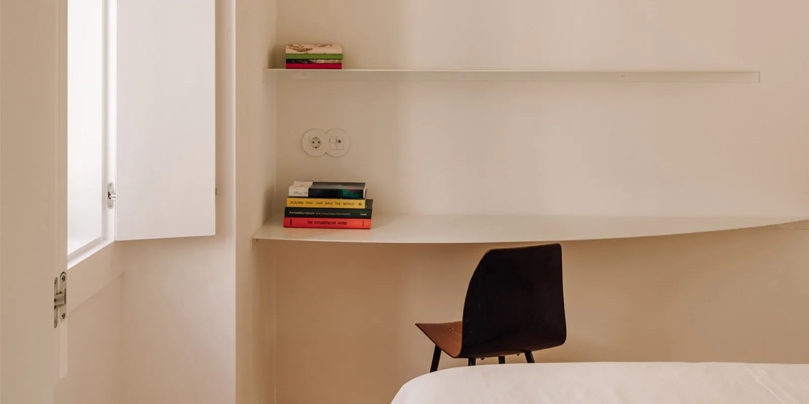 lilac-apartment-lisbon-bureau-designboom-1800-2
