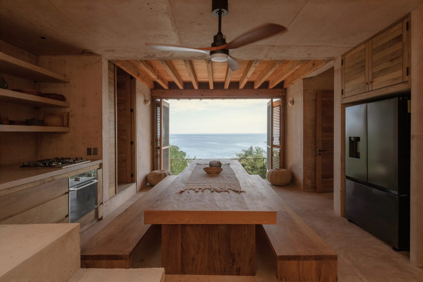 Dining space within Casa Diez Pies by Studio Font