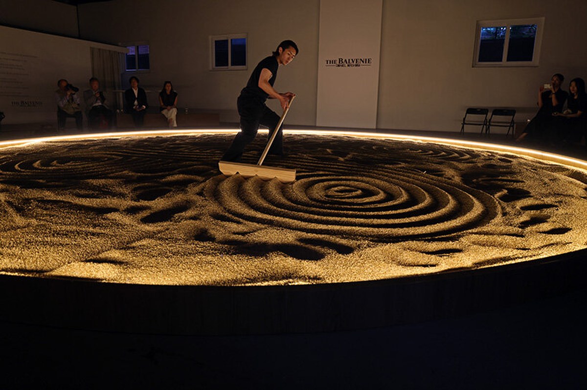 daniel arsham turns barley grains into moving sculpture for the balvenie at frieze seoul - 1