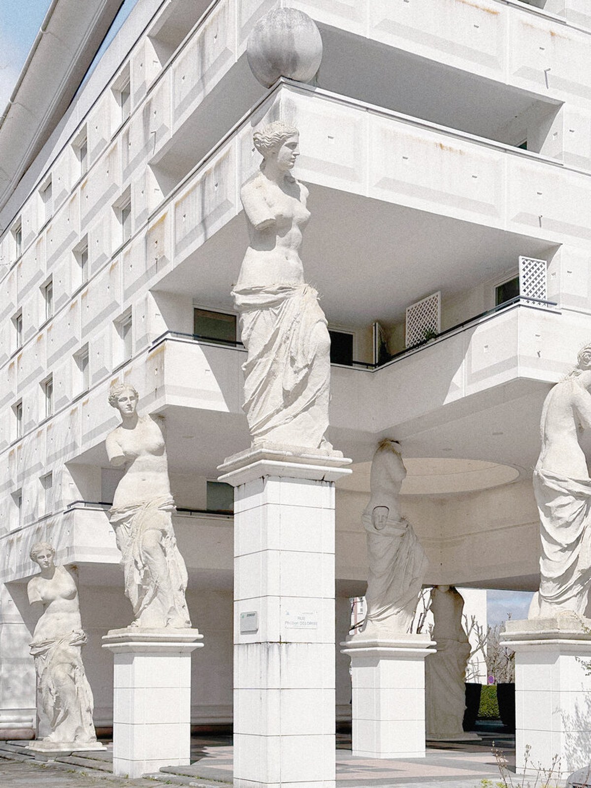 les caryatides de guyancourt: a photo essay on the postmodernist complex of suburban paris - 3