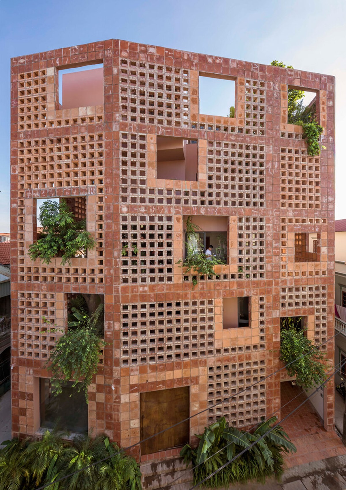 VTN architects wraps its bat trang house in a ceramic facade to celebrate its pottery village - 2