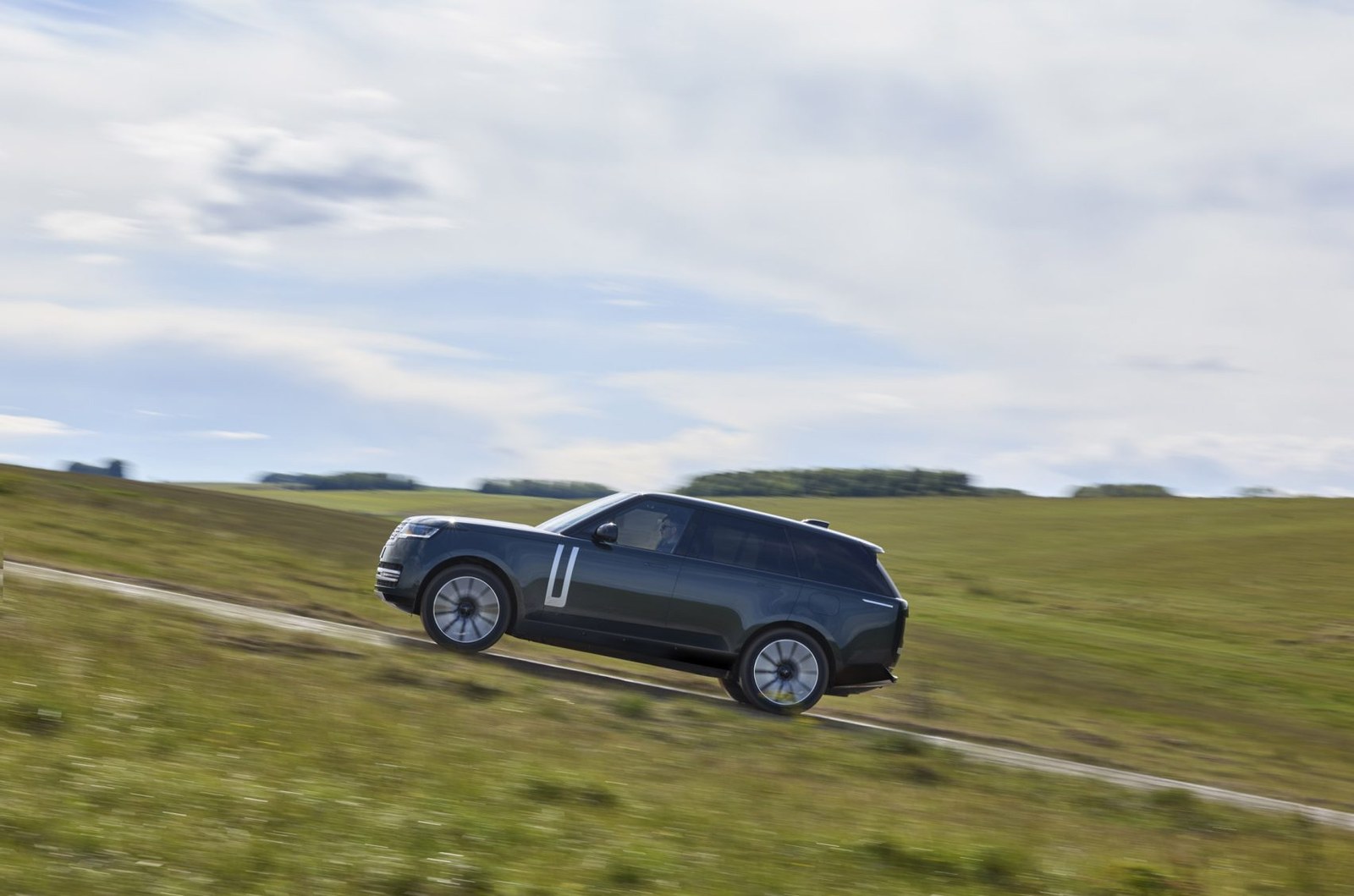 Range Rover, Elektrikli Süper Güçle Tanışıyor: İlk Tamamen Elektrikli Modeliyle Dikkatleri Çekiyor