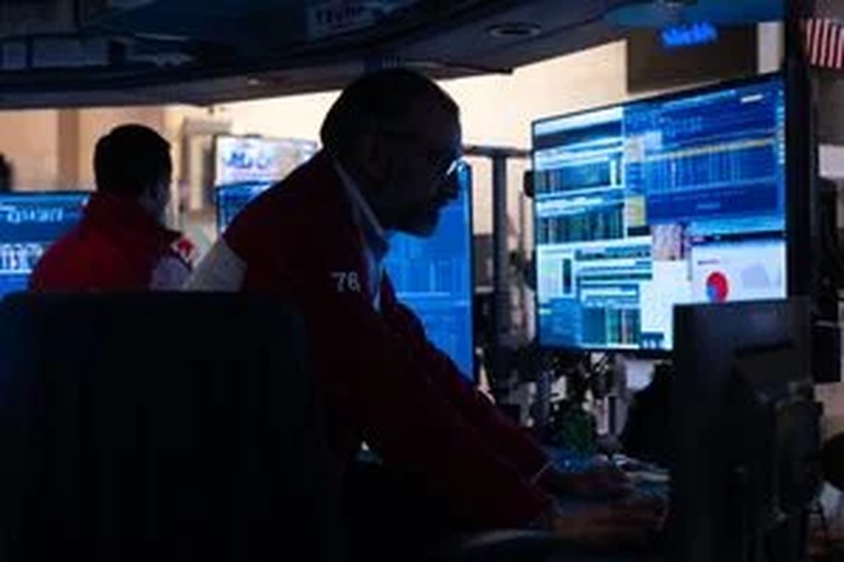 Stocks fall as AI slowdown calls, oil surge weigh on Wall Street