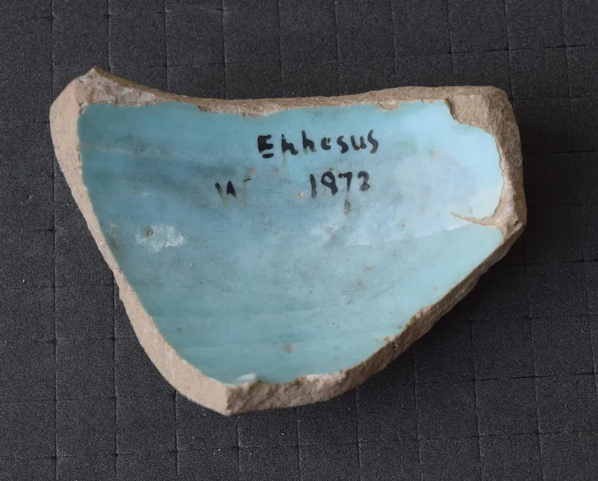 Vessel (sherd.wall); greyish pottery (stoneware); arabesque ornament painted in dark blue under turquoise glaze. - Bilinmiyor