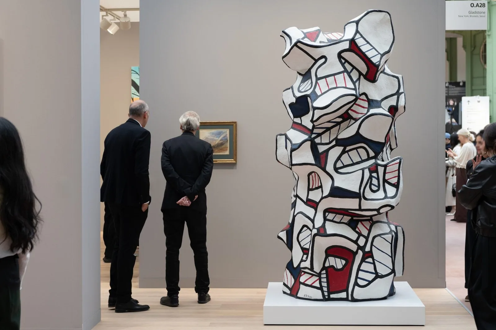 Art Basel Paris'deki "Büyük Cam Baloncuk"ta Satışlar Çabuk Yapıldı; Sonra Kapanış Geldi