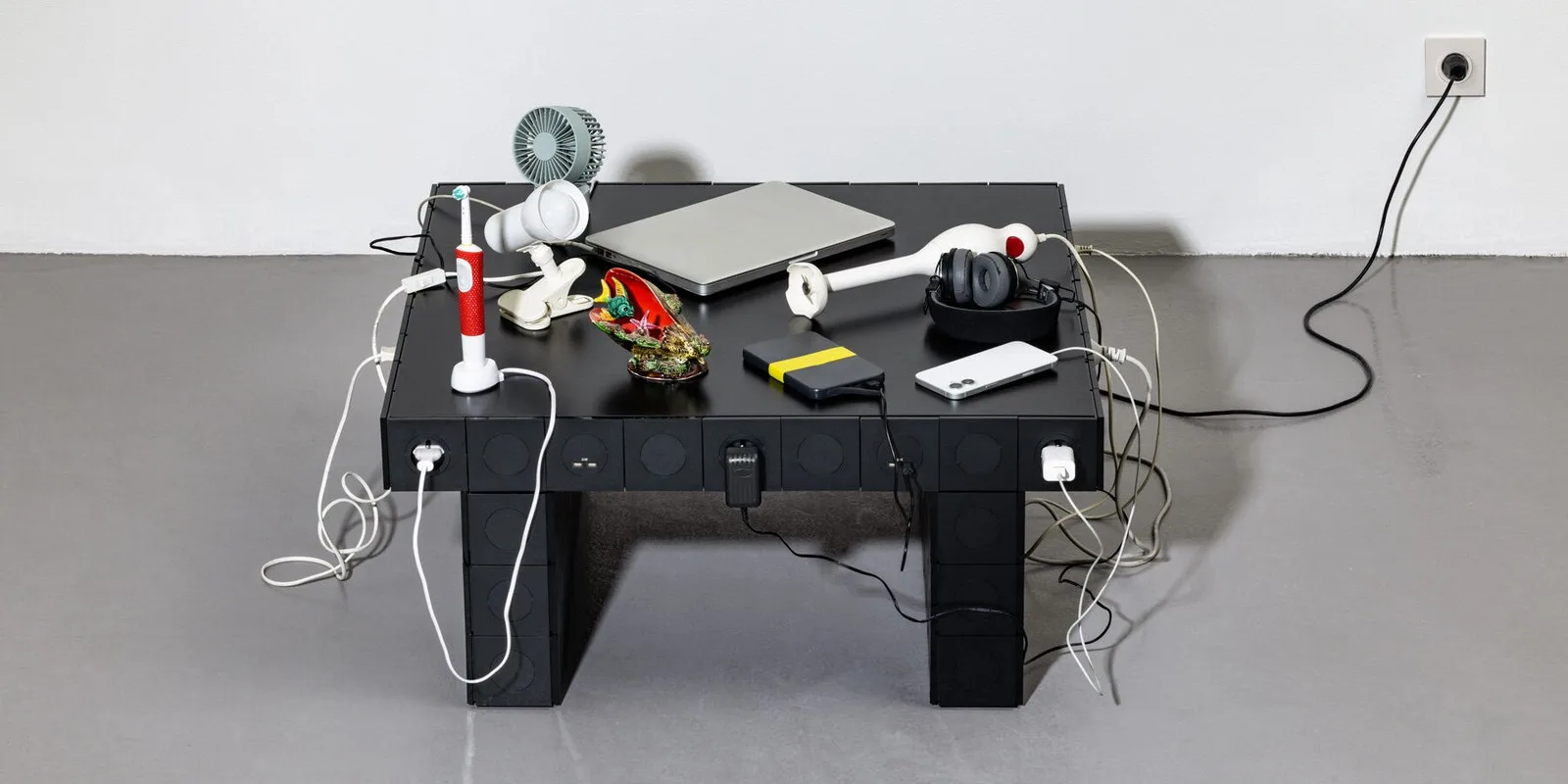 studio-5-5-sockets-switches-modular-lighting-furniture-building-blocks-volt-face-designboom-1800-2